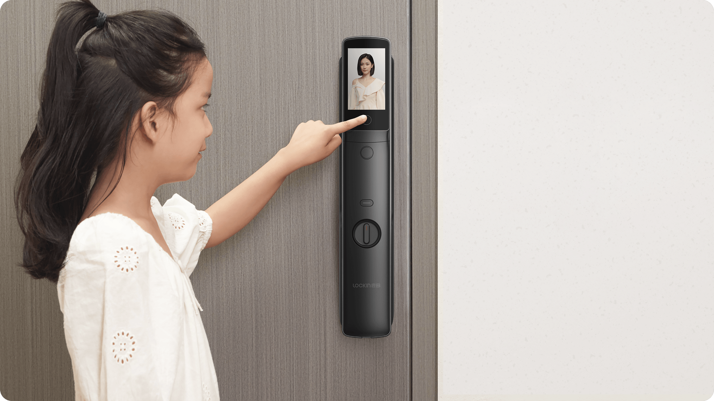 Màn hình lớn HD bên trong cánh cửa, tiện lợi cho người già và trẻ nhỏ xem tình hình bên ngoài.